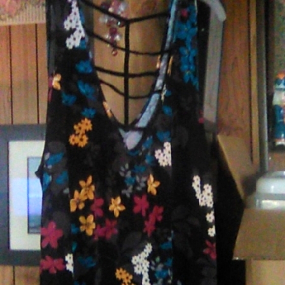 A summer shirt - Picture 1 of 1